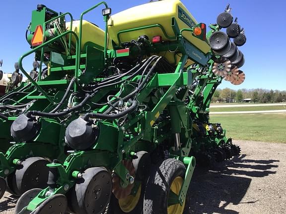 Image of John Deere 1795 equipment image 1