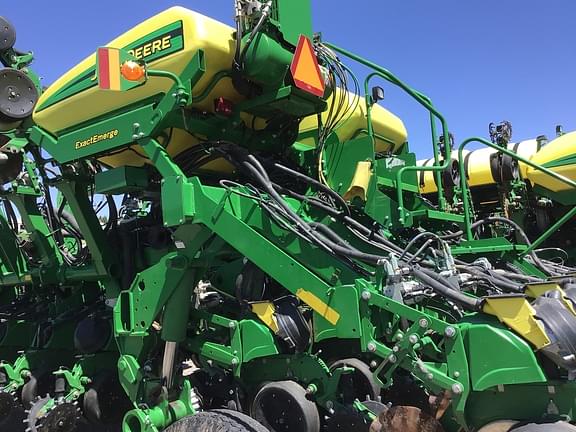 Image of John Deere 1795 equipment image 2