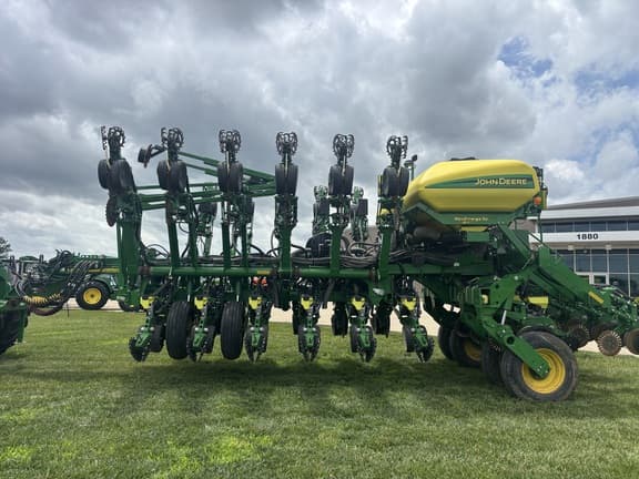 Image of John Deere 1795 equipment image 1