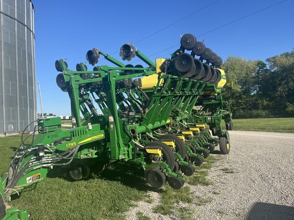 2018 John Deere 1795 Equipment Image0
