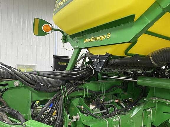 Image of John Deere 1795 equipment image 3