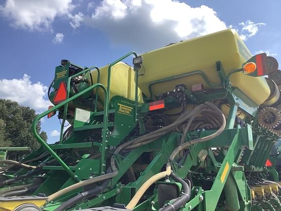 Image of John Deere 1795 equipment image 2