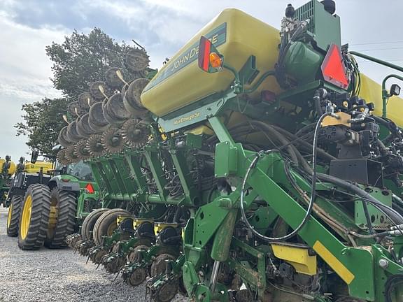 Image of John Deere 1795 equipment image 1