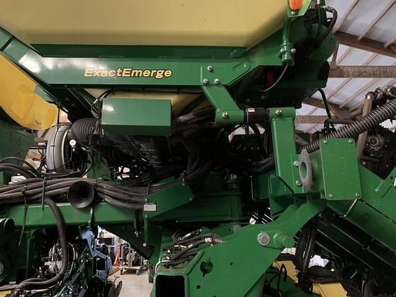 Image of John Deere 1795 equipment image 4