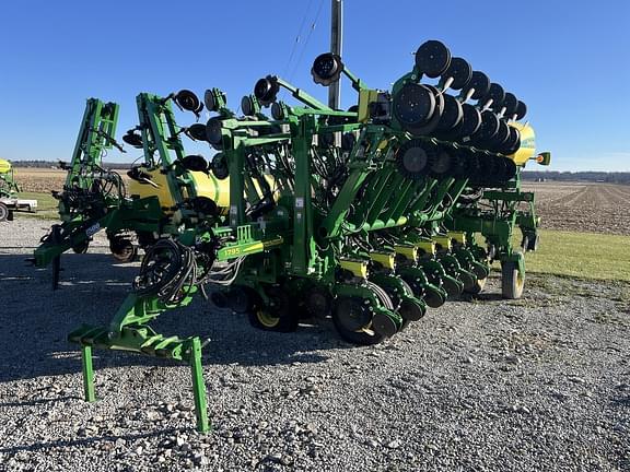 Image of John Deere 1795 equipment image 1