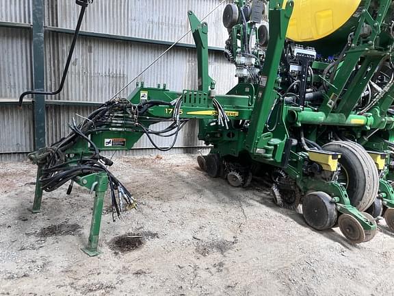 Image of John Deere 1795 equipment image 1