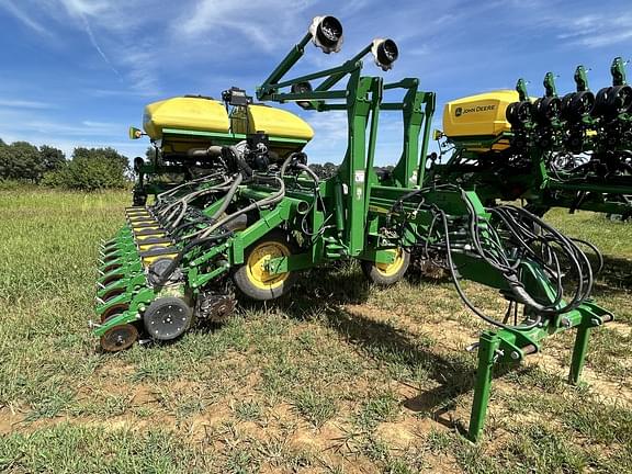 Image of John Deere 1795 equipment image 1