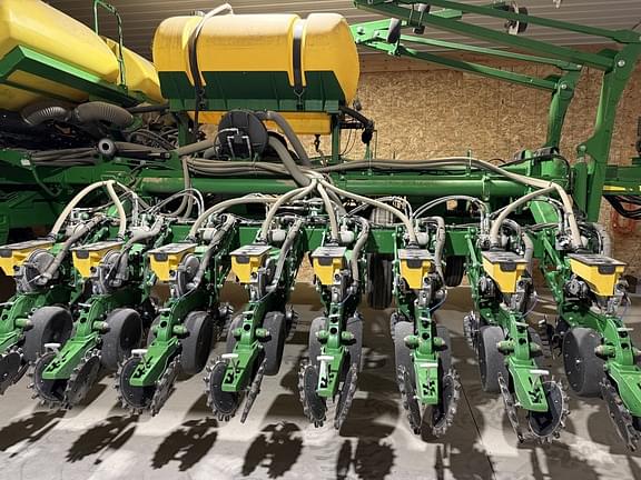 Image of John Deere 1795 equipment image 4