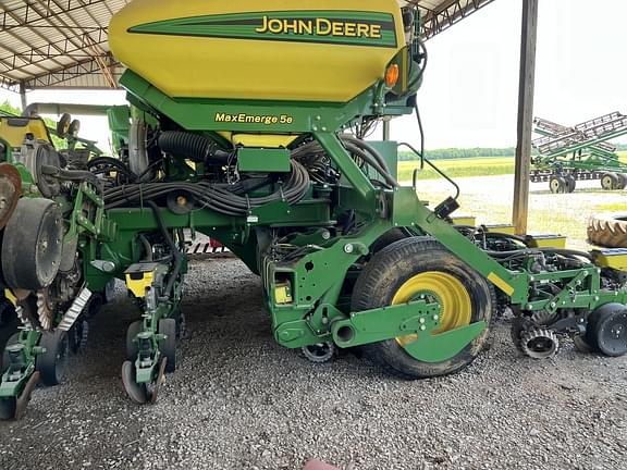 Image of John Deere 1795 equipment image 3