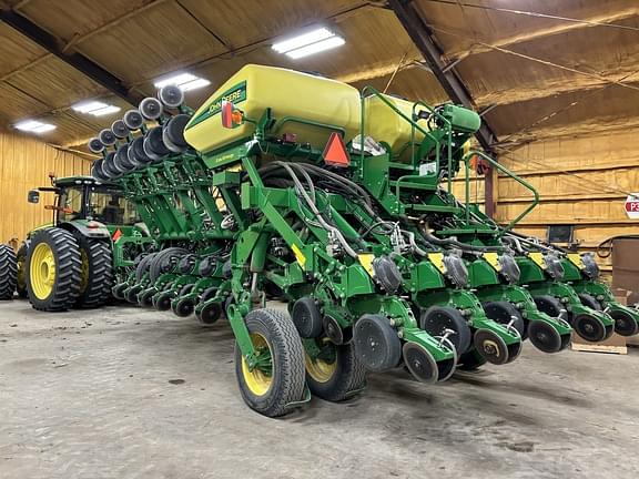 Image of John Deere 1795 equipment image 3