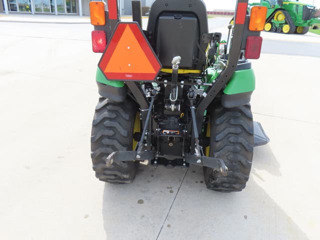 Image of John Deere 2025R equipment image 4