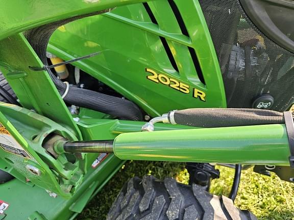 Image of John Deere 2025R equipment image 4