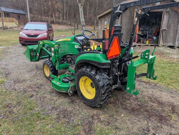 Image of John Deere 2025R equipment image 3