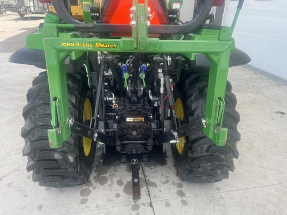 Image of John Deere 2032R equipment image 3
