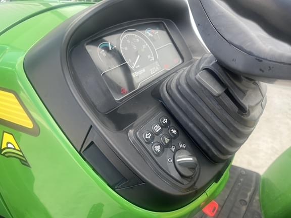 Image of John Deere 2032R equipment image 4