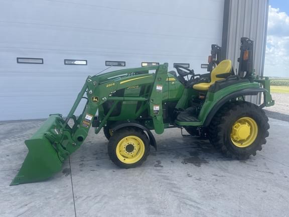 Image of John Deere 2032R equipment image 1