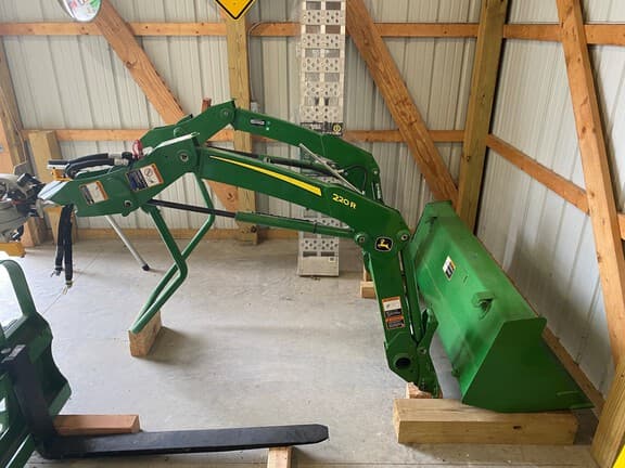 Image of John Deere 2032R Image 1