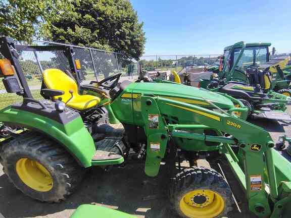 2018 John Deere 2032R Equipment Image0