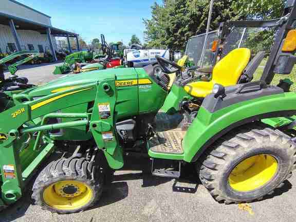 Image of John Deere 2032R equipment image 4