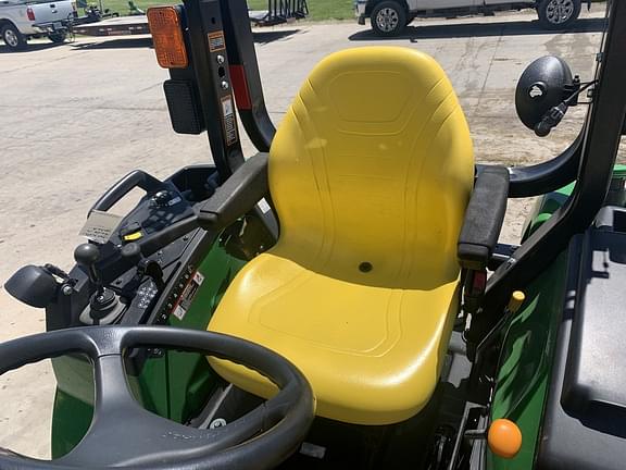 Image of John Deere 2032R equipment image 4