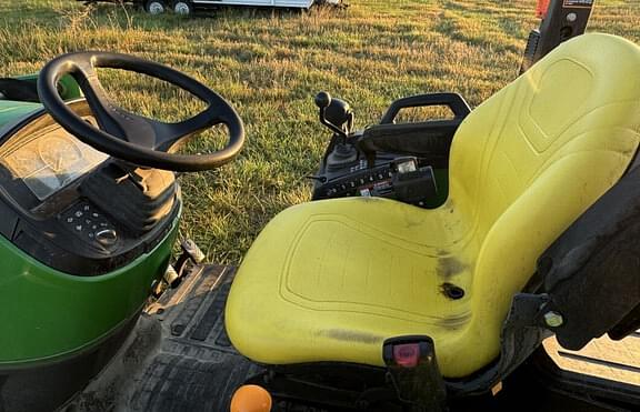 Image of John Deere 2032R equipment image 3