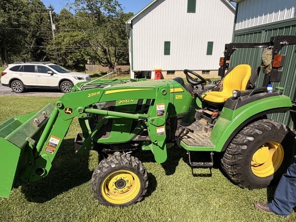 Image of John Deere 2032R equipment image 1