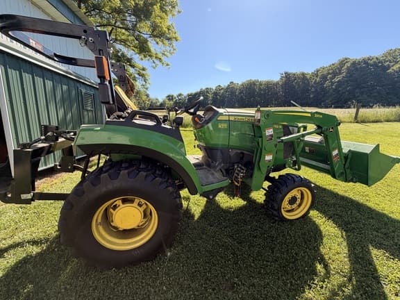 Image of John Deere 2032R equipment image 2