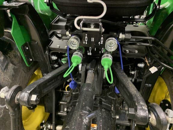 Image of John Deere 2032R equipment image 2