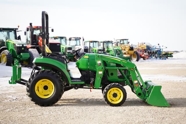 Image of John Deere 2032R equipment image 3