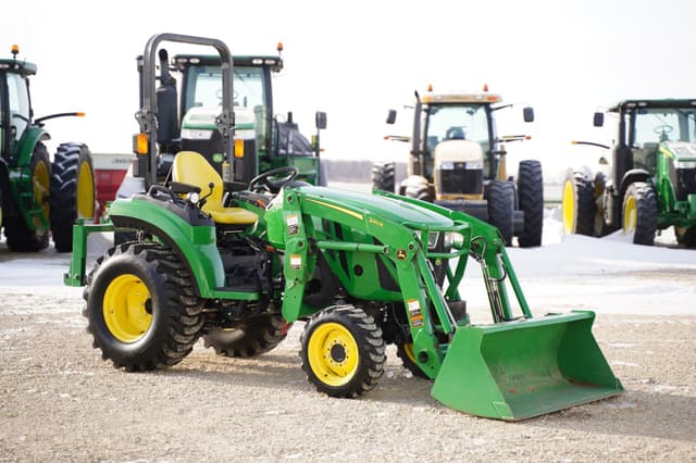 Image of John Deere 2032R equipment image 2