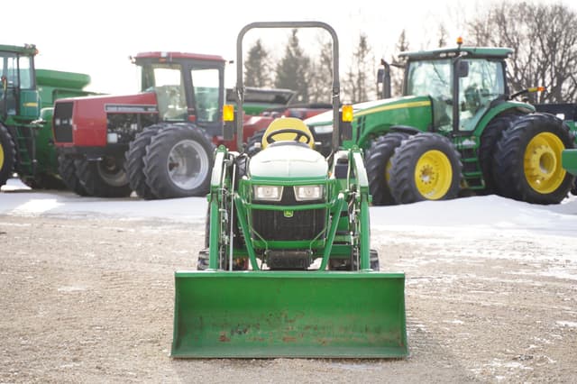 Image of John Deere 2032R equipment image 1