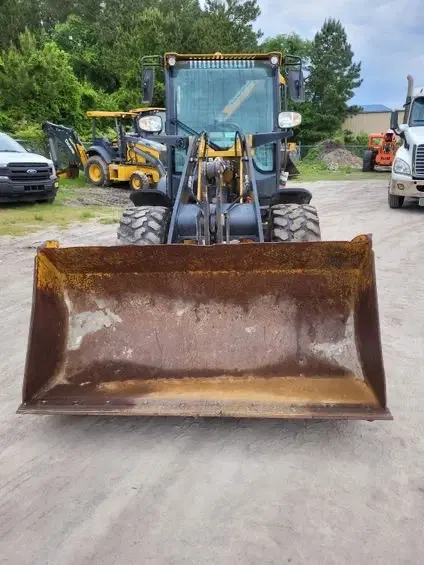 Image of John Deere 204L equipment image 4