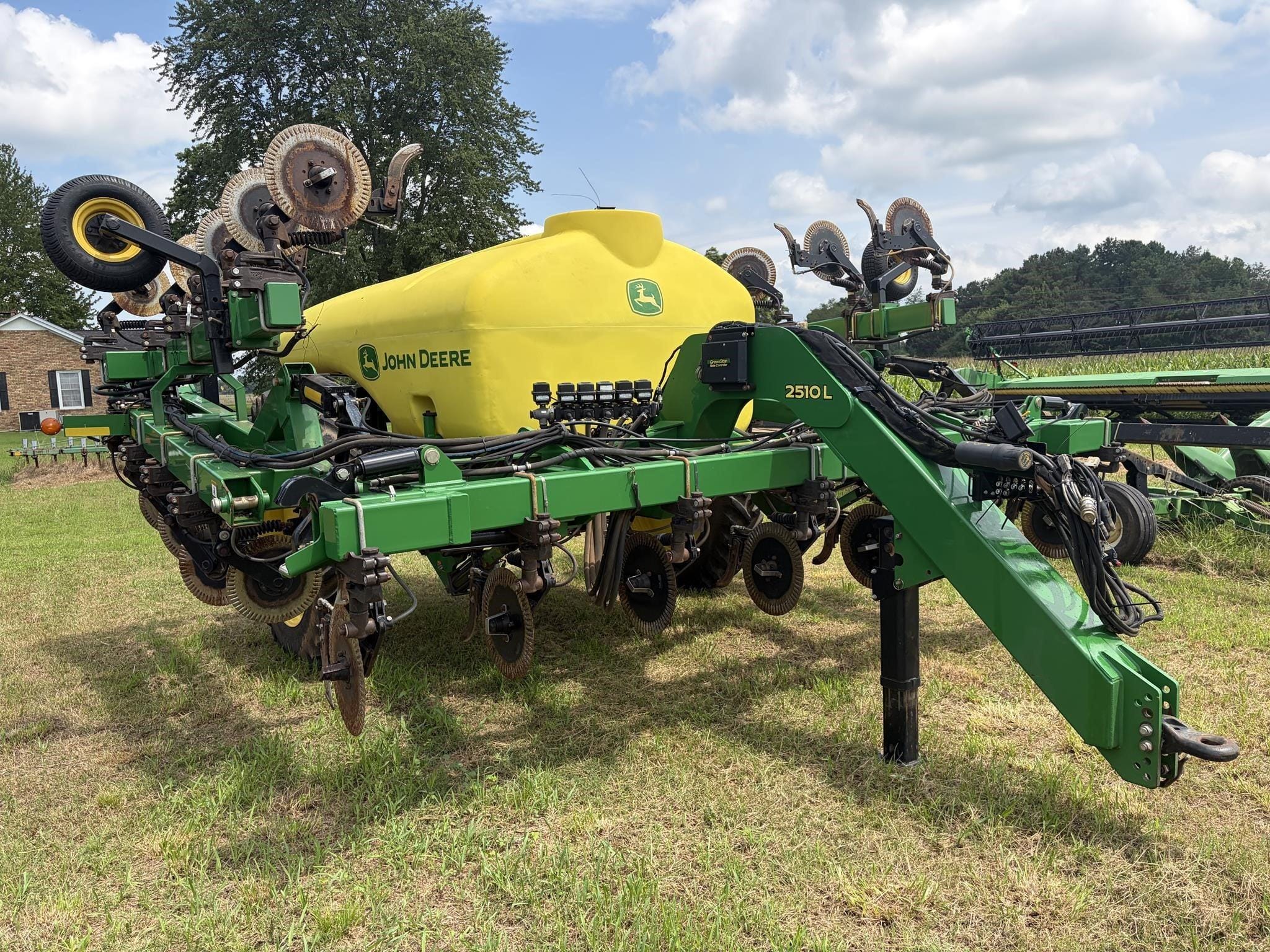 2018 John Deere 2510L Equipment Image0