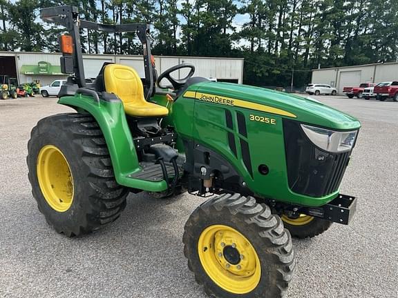 Image of John Deere 3025E Image 1