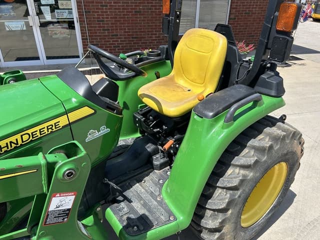 Image of John Deere 3025E equipment image 4