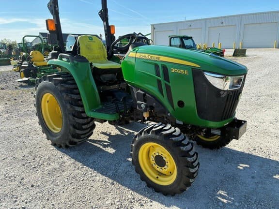 Image of John Deere 3025E equipment image 2
