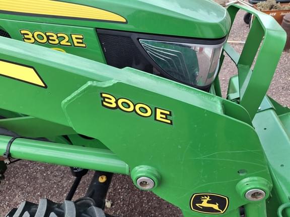 Image of John Deere 3032E equipment image 4