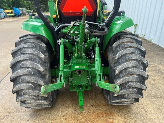 Image of John Deere 3033R equipment image 4