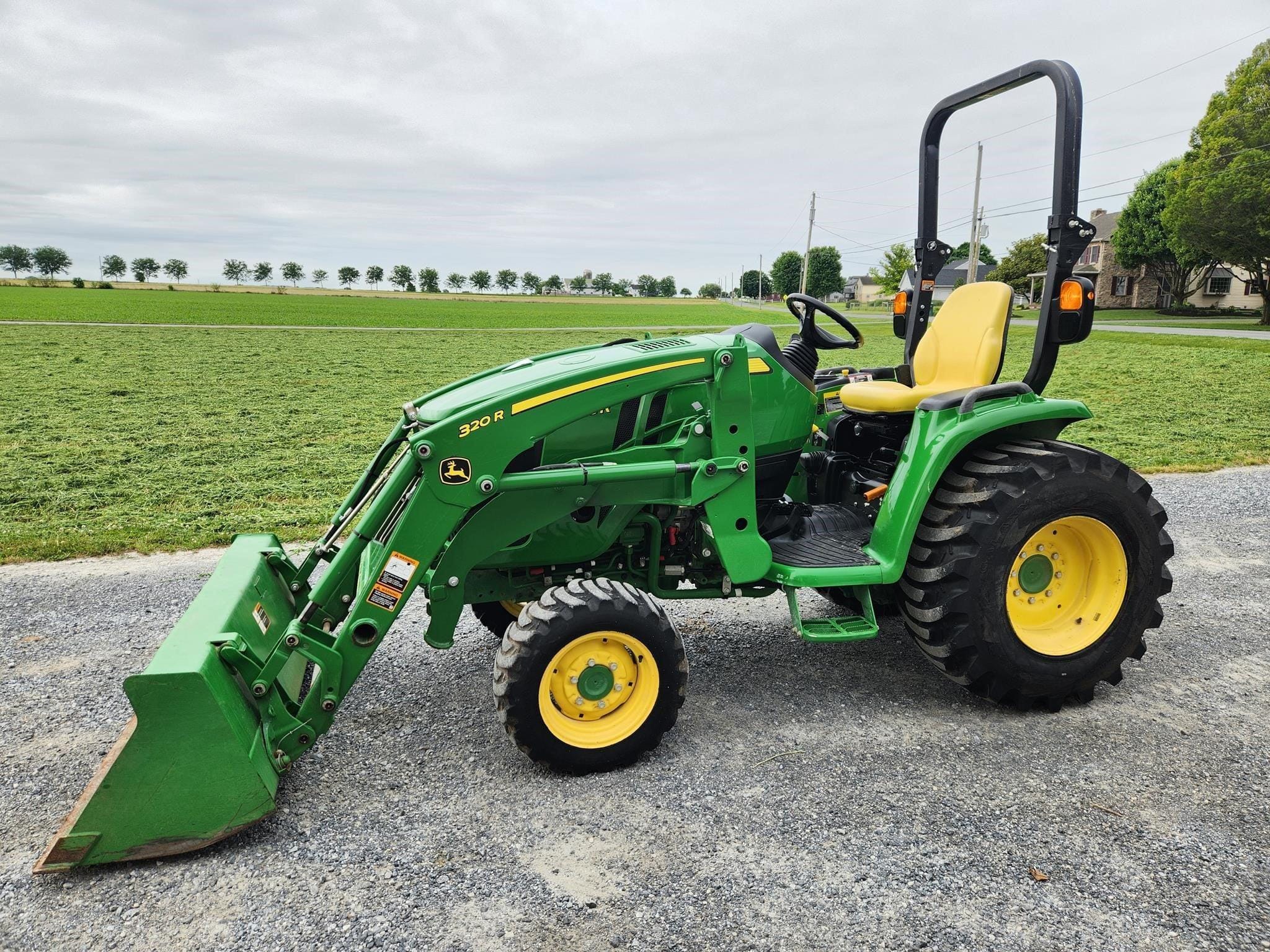 2018 John Deere 3033R Equipment Image0