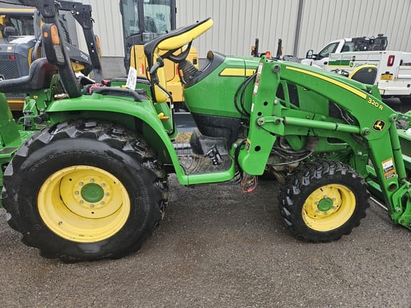 2018 John Deere 3033R Equipment Image0