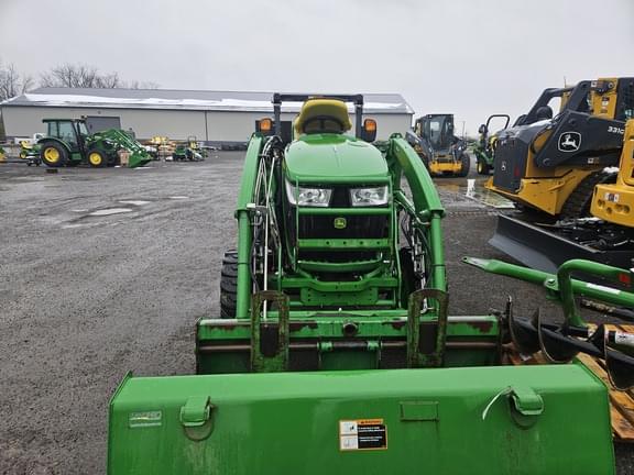 Image of John Deere 3033R equipment image 3