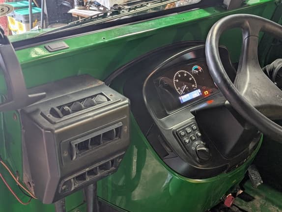 Image of John Deere 3038E equipment image 4