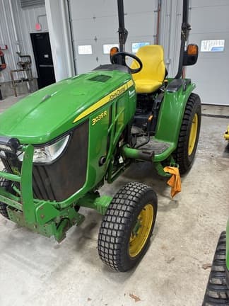Image of John Deere 3039R equipment image 1