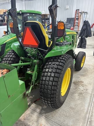 Image of John Deere 3039R equipment image 4