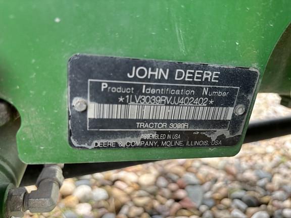 Image of John Deere 3039R equipment image 4