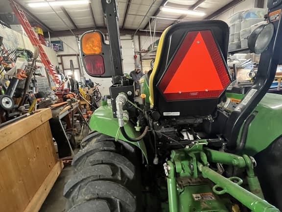 Image of John Deere 3039R equipment image 2