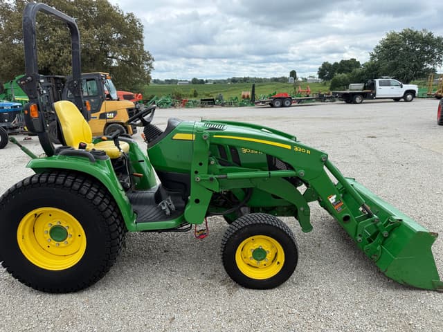 Image of John Deere 3039R equipment image 1