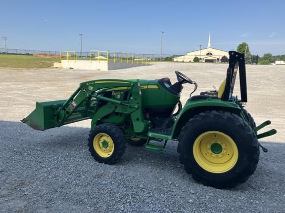 Image of John Deere 3039R equipment image 4