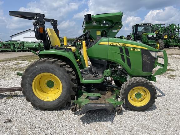 Image of John Deere 3039R equipment image 3