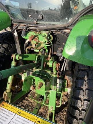 Image of John Deere 3039R equipment image 2